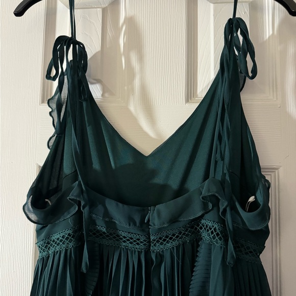 Lulus: Emerald Green Tie-Strap Pleated Midi Dress - Picture 6 of 10
